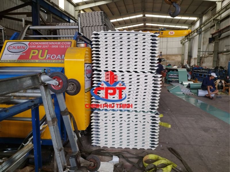 Tôn cách nhiệt tại nhà máy cán tôn Chinh Phú Thịnh