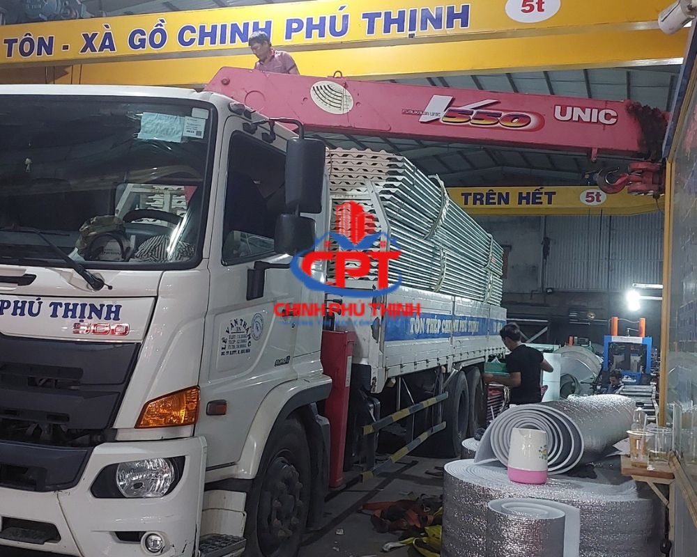 Tôn Đông Á chất hàng lên xe để giao cho khách