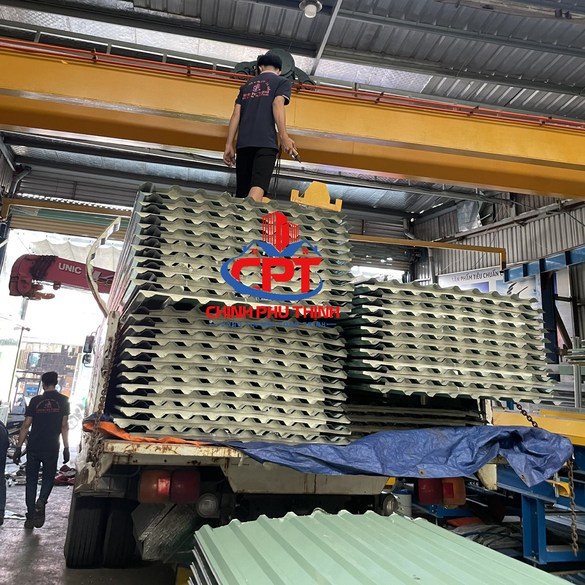 Chất hàng lên xe giao hàng cho khách