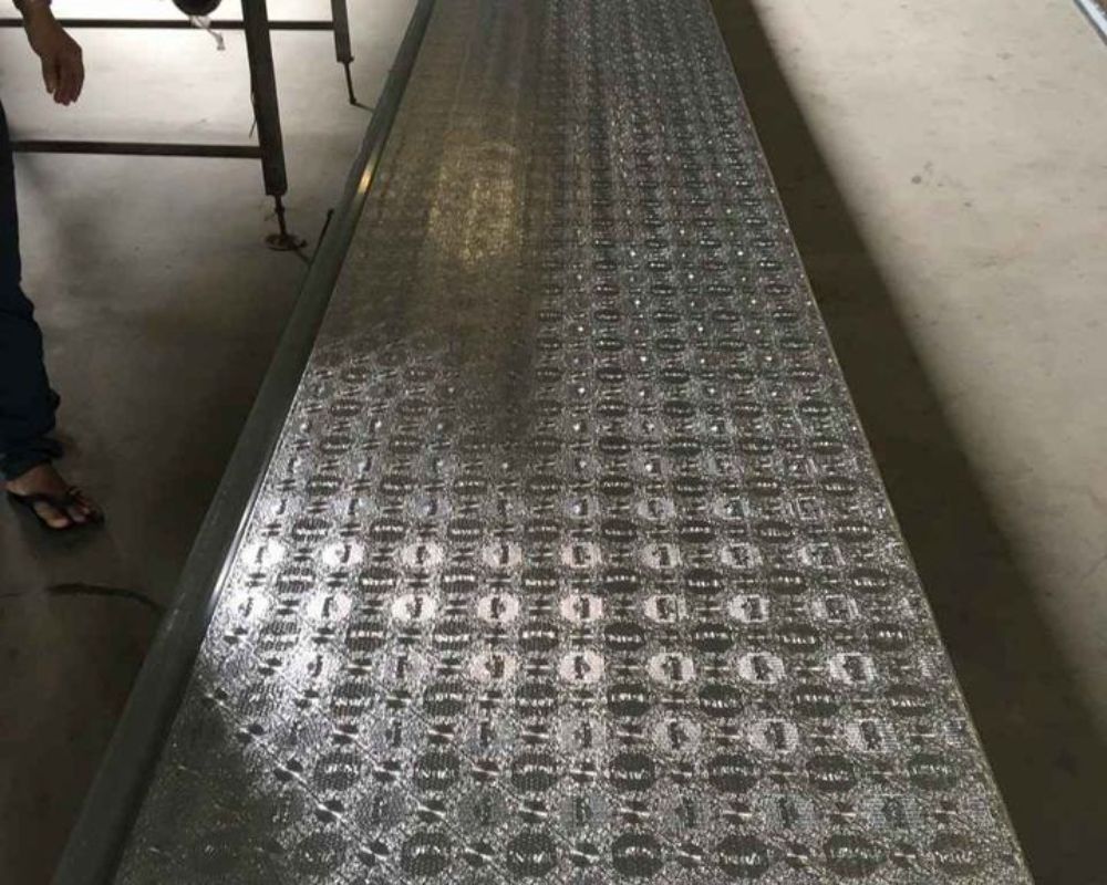 Tôn Việt Nhật được sử dụng để làm vách ngăn